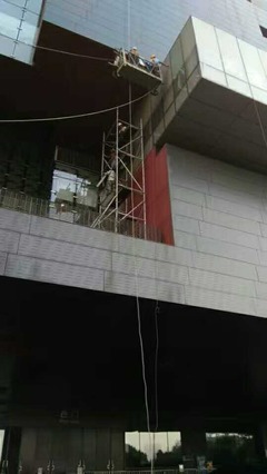 東莞橫瀝鎮(zhèn)幕墻玻璃打膠加固與吊籃出租服務(wù)解析