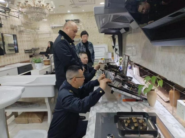 合江縣市場(chǎng)監(jiān)管局開(kāi)展燃?xì)馄骶呒半娙∨鞯犬a(chǎn)品質(zhì)量檢查，確保家用電器零配件銷售安全