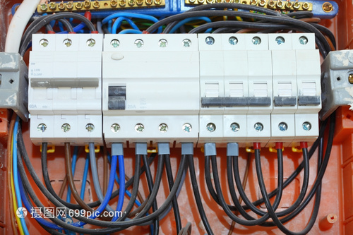 安全高效 電氣安裝中關(guān)閉配有電線(xiàn)引信與接觸器的電板配箱操作指南