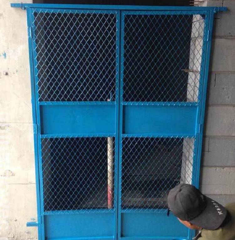 建筑工地臨時(shí)門(mén)設(shè)置 以鴻宇篩網(wǎng)工地為例解析外架施工門(mén)與臨時(shí)電梯門(mén)的重要性